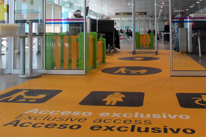 El aeropuerto de Vigo inaugura un control para familias