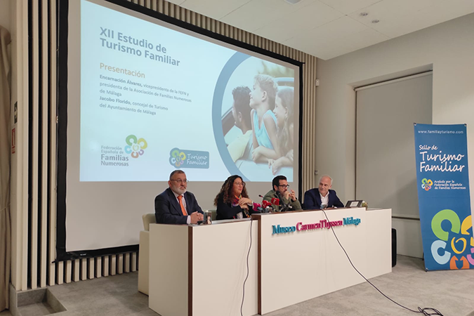 Más gasto en viajes, destinos no masificados y alojamientos adaptados y confortables, claves del turismo familiar para 2025